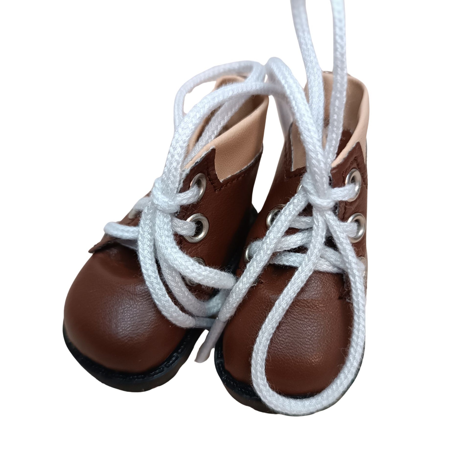 Brown lace-up boots with beige cuffs, designed for 32 cm Paola Reina dolls. Featuring white laces, silver eyelets, and black soles for a classic explorer look.