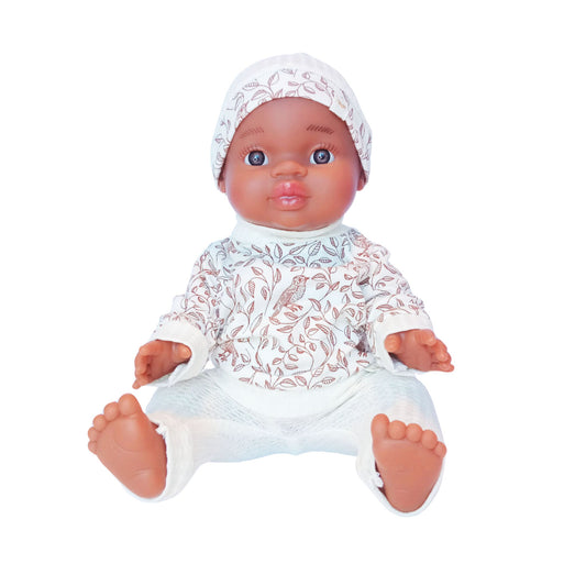 Dark-skinned doll in a 3-piece knit outfit including a white hat, printed blouse with leaves and birds, and white knit pants – perfect for Paola Reina or Baby Born 34 cm dolls.