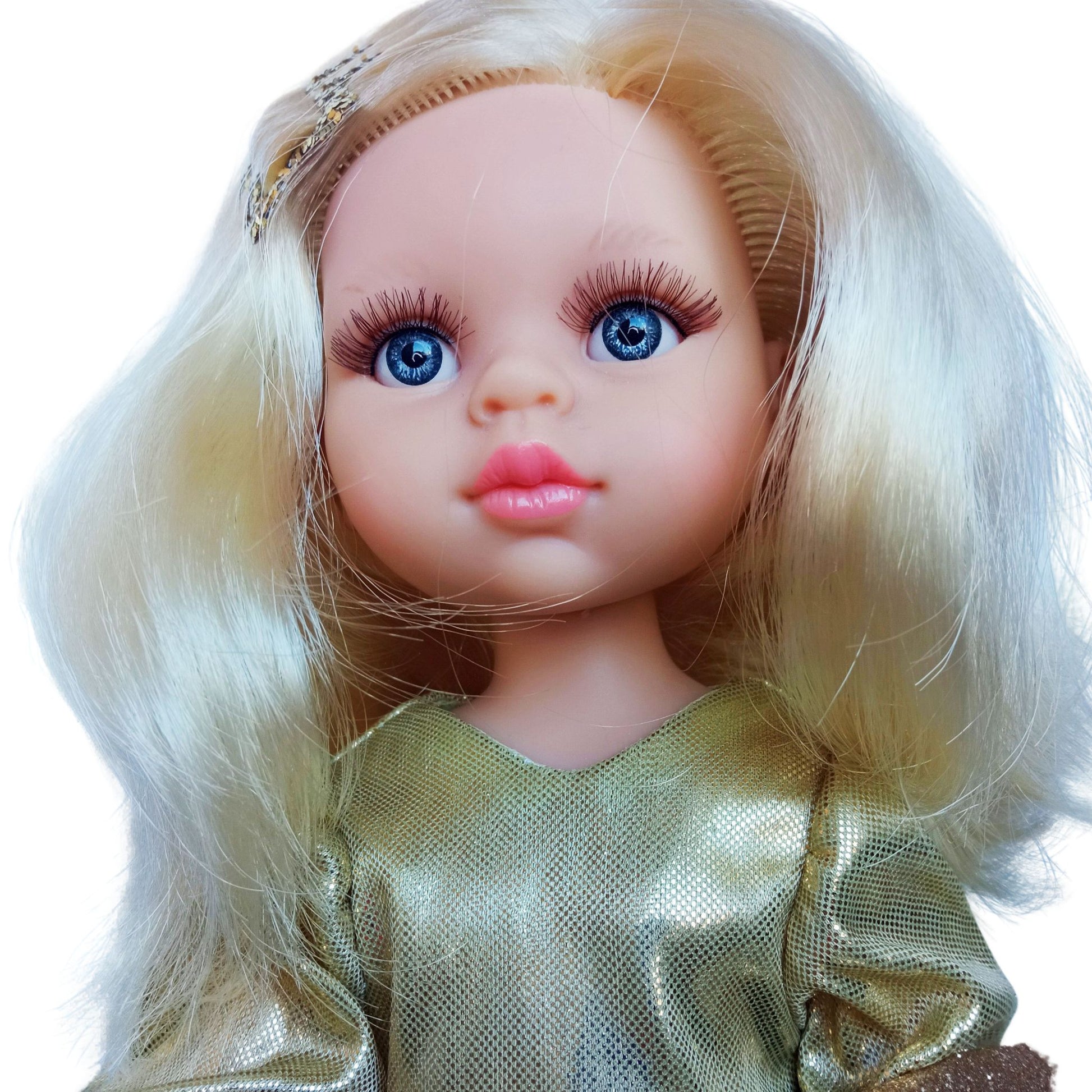 Paola Reina 32 cm doll Claudia dressed in an elegant shimmering gold gown with ruffles, holding a glittery clutch, and wearing stylish gold-trimmed shoes.